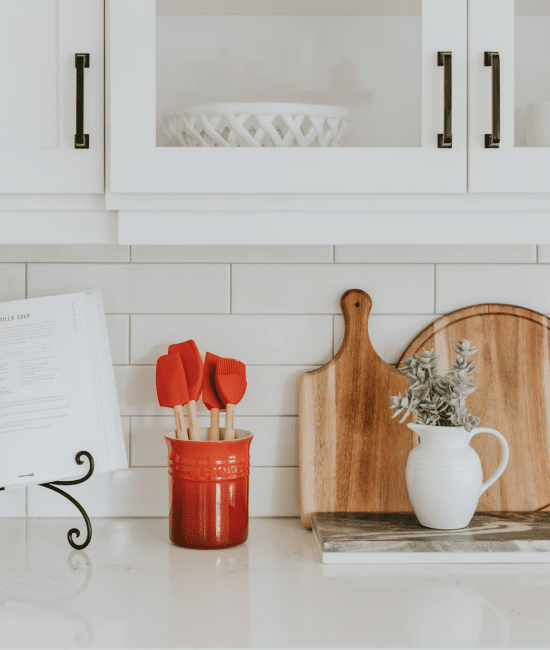 How to Pick the Colour of the Kitchen Cabinets When You Have a Small Space