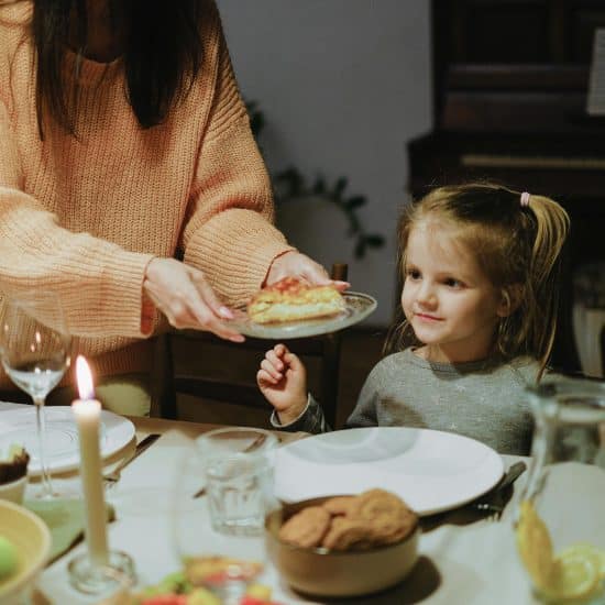 How Moms Can Simplify Family Dinners Without Sacrificing Nutrition