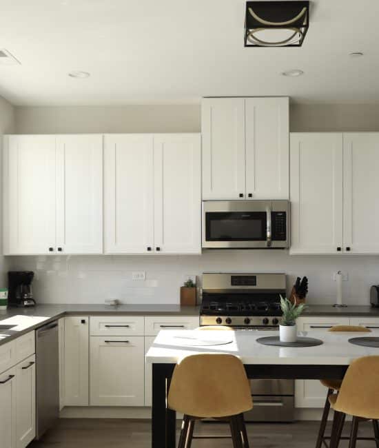 Kitchen Cabinets That Are Easy to Clean — Because Real Life Gets Messy