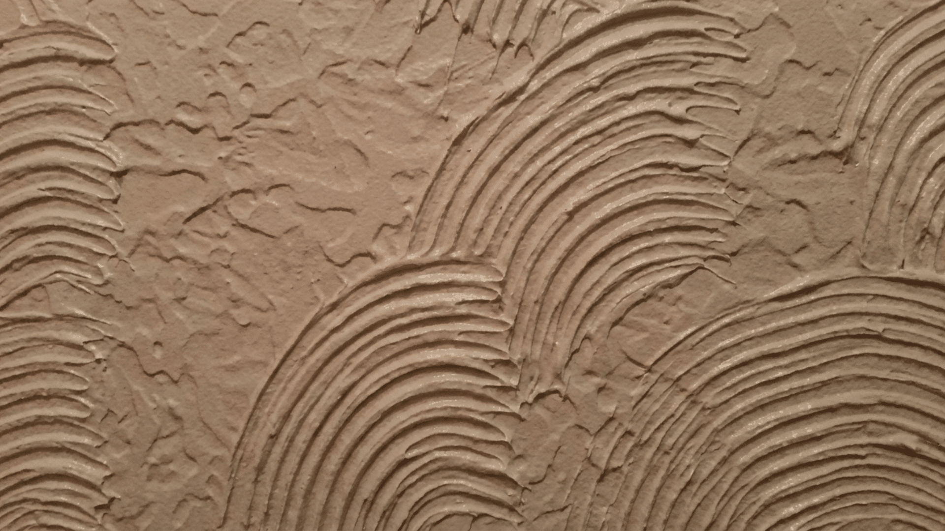 Comb drywall texture pattern with curved grooves