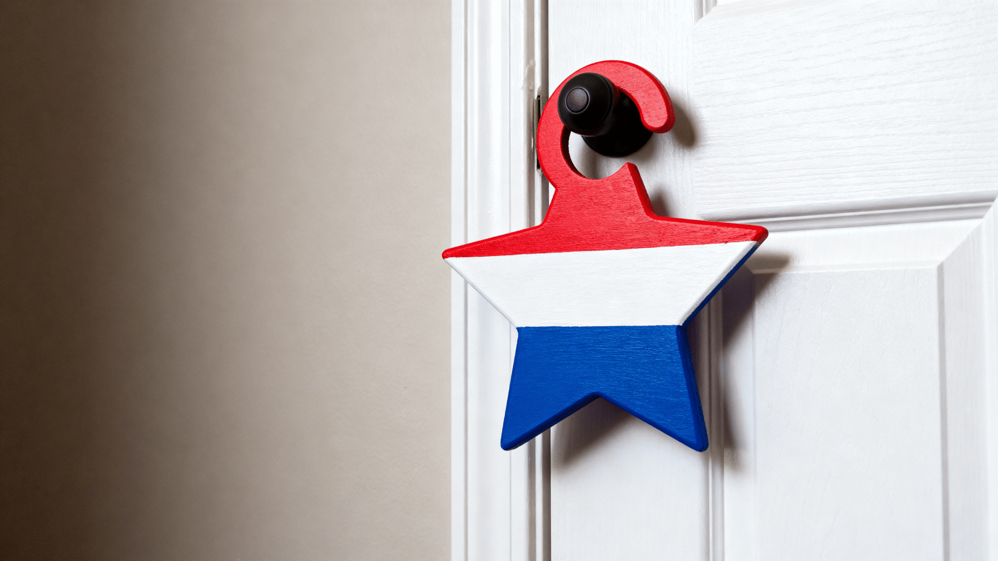 Star-shaped patriotic door hanger on door